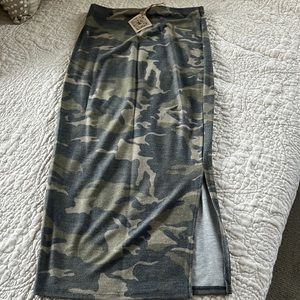 Cool camo fitted skirt with slit.
